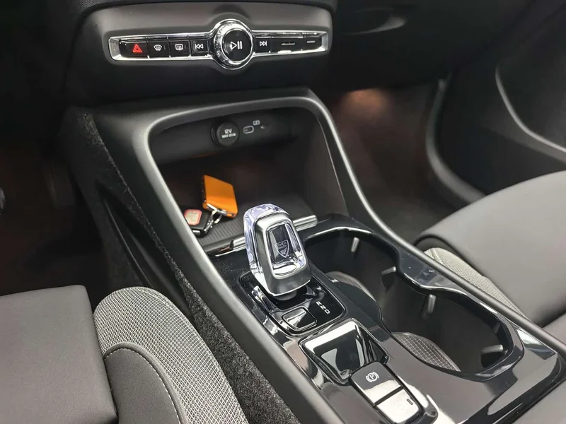 Volvo XC40 — фото 10