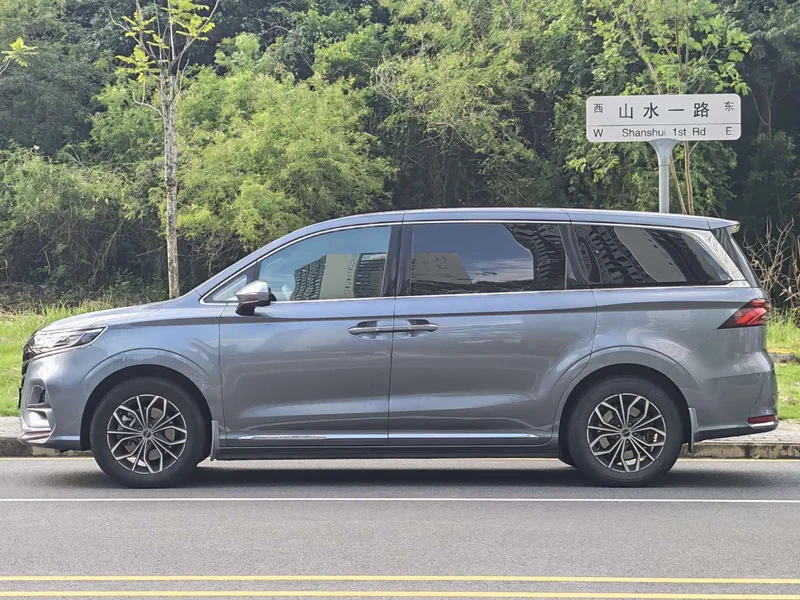 Roewe iMAX8 New Energy — фото 4