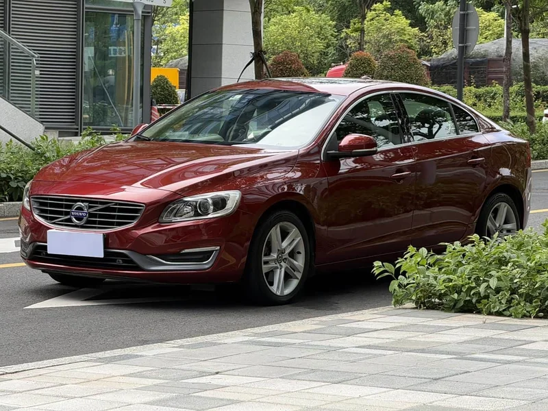 Volvo S60 — фото 1