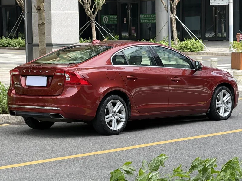Volvo S60 — фото 4