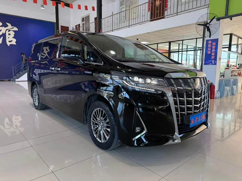 Toyota Alphard — фото 1
