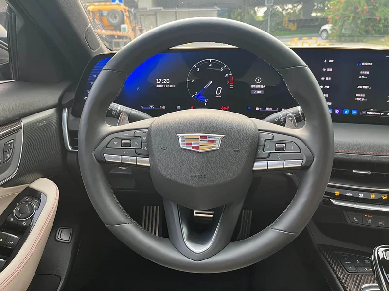 Cadillac CT5 — фото 15
