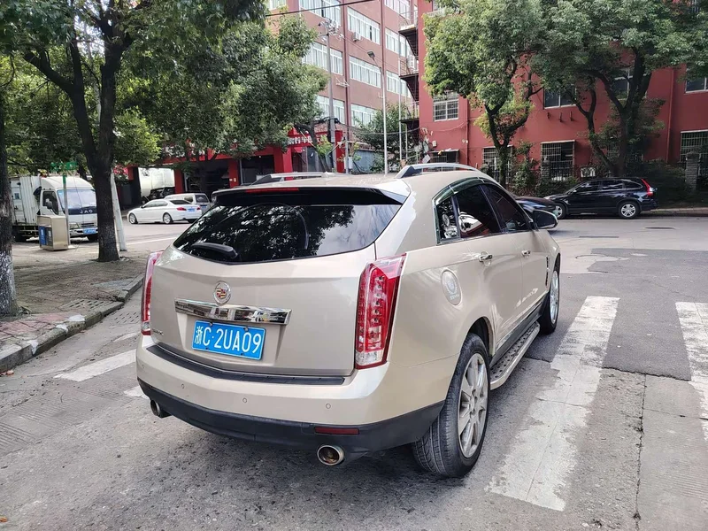Cadillac SRX — фото 11