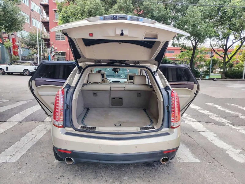 Cadillac SRX — фото 12