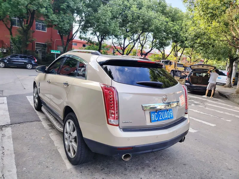 Cadillac SRX — фото 10