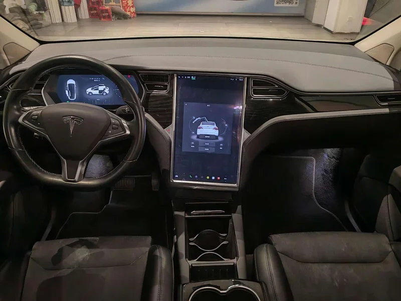 Tesla Model X — фото 4