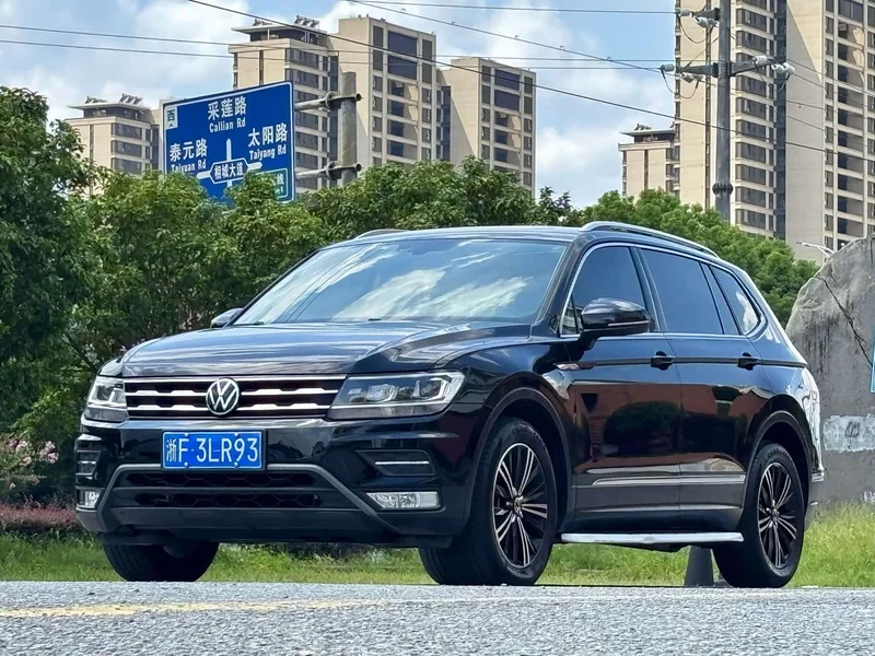 Volkswagen Tiguan L — фото 1