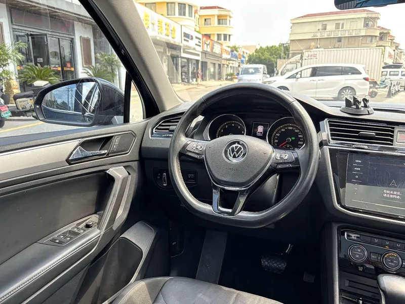 Volkswagen Tiguan L — фото 9