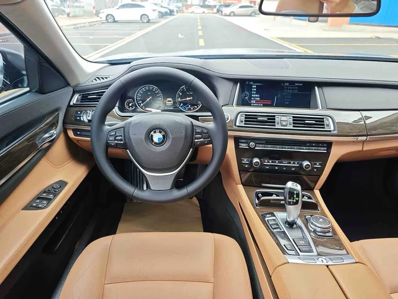 BMW 7-Series — фото 15