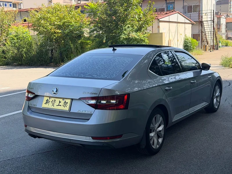 Skoda Superb — фото 11