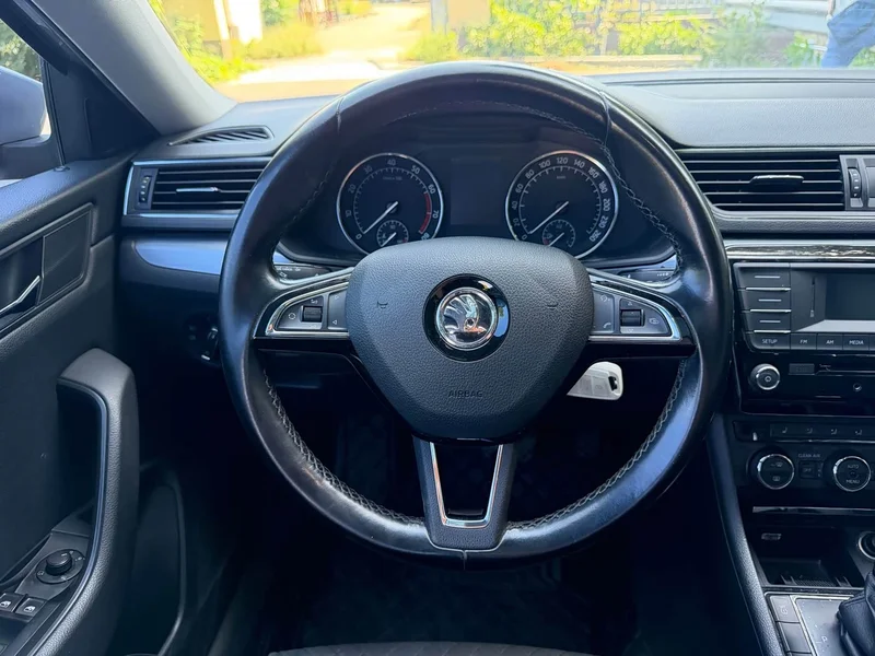Skoda Superb — фото 7