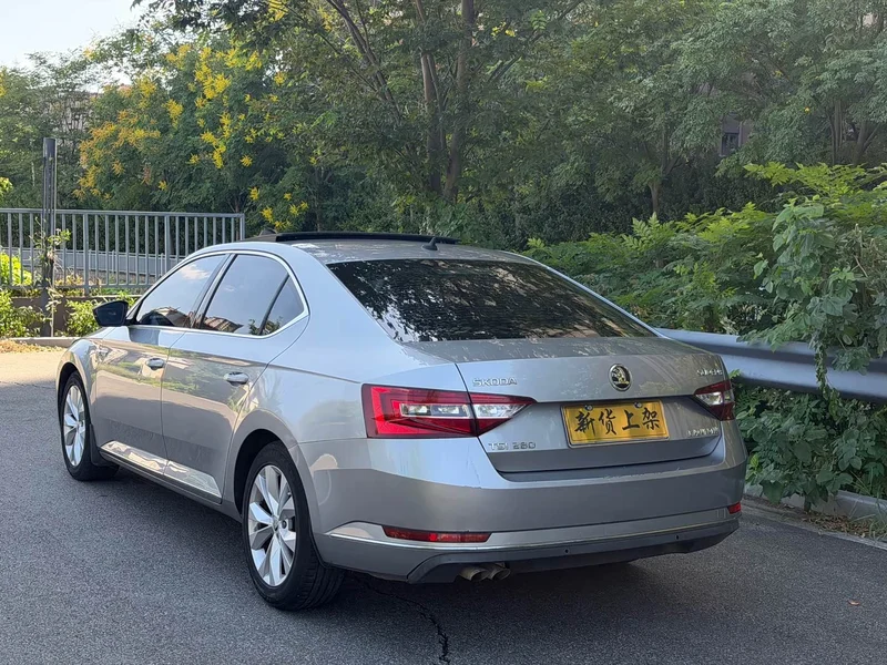 Skoda Superb — фото 9