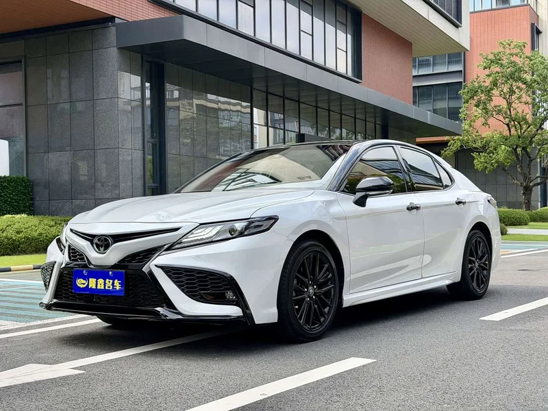 Toyota Camry — фото 1