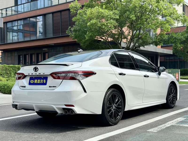 Toyota Camry — фото 5