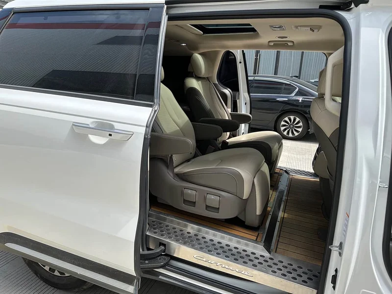 Kia Carnival — фото 17