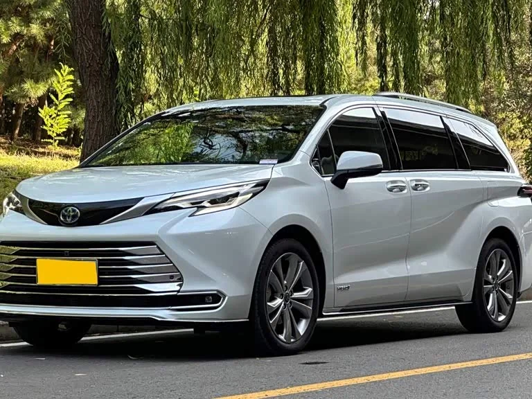 Toyota Sienna — фото 1