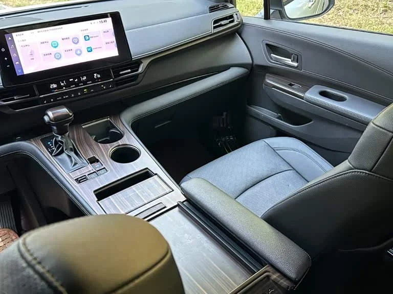 Toyota Sienna — фото 13