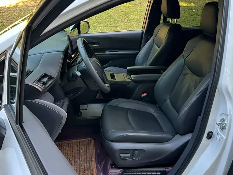 Toyota Sienna — фото 14
