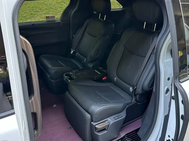 Toyota Sienna — фото 16