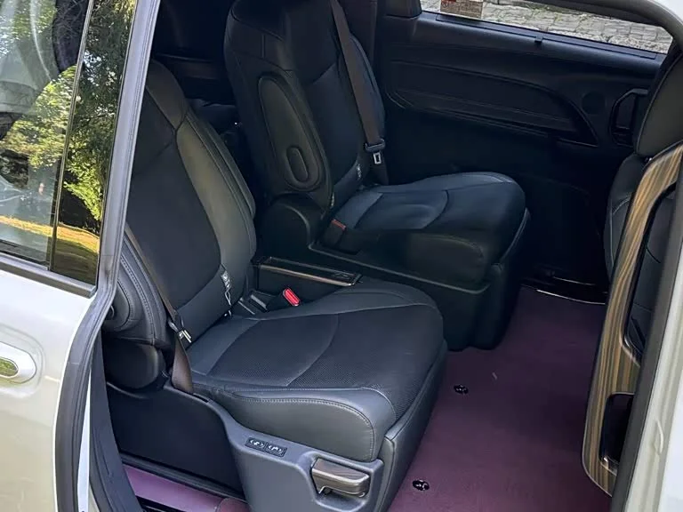 Toyota Sienna — фото 18