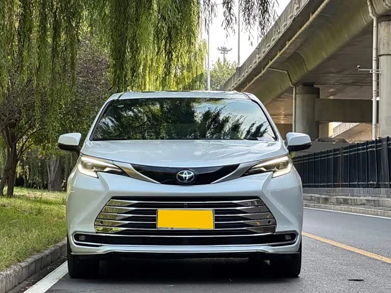 Toyota Sienna — фото 2
