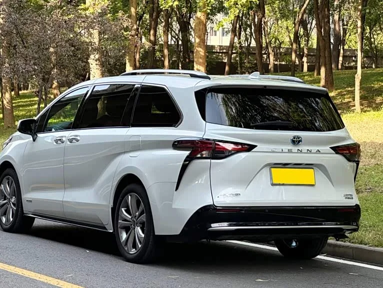 Toyota Sienna — фото 3