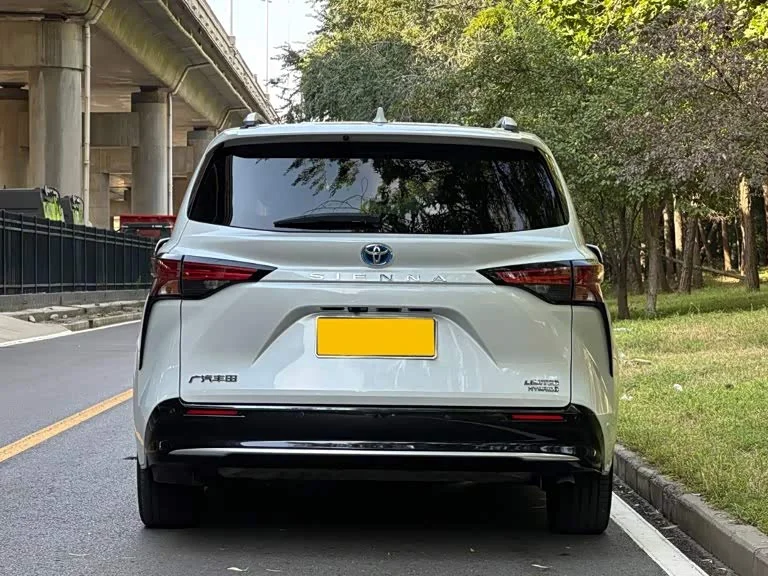Toyota Sienna — фото 4