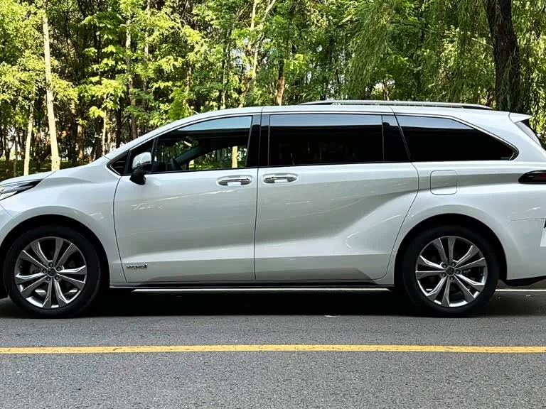 Toyota Sienna — фото 5