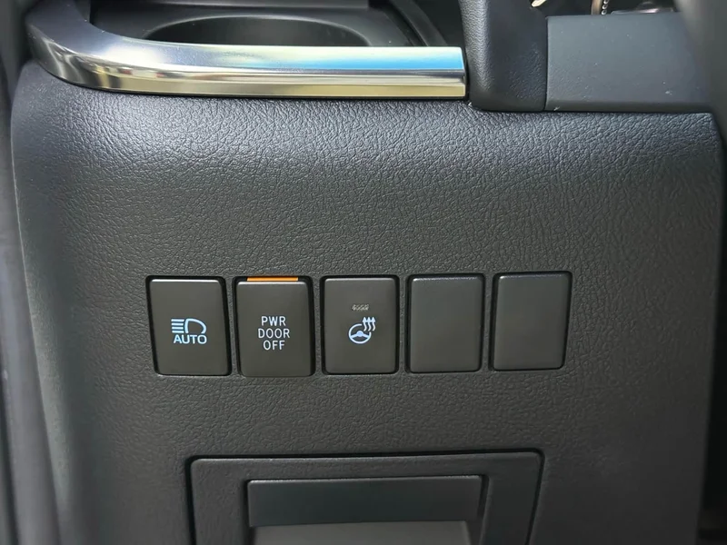 Toyota Alphard — фото 11