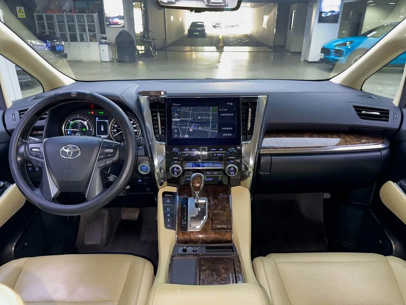 Toyota Alphard — фото 18