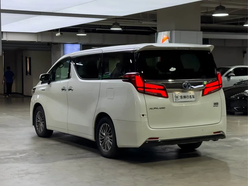 Toyota Alphard — фото 4