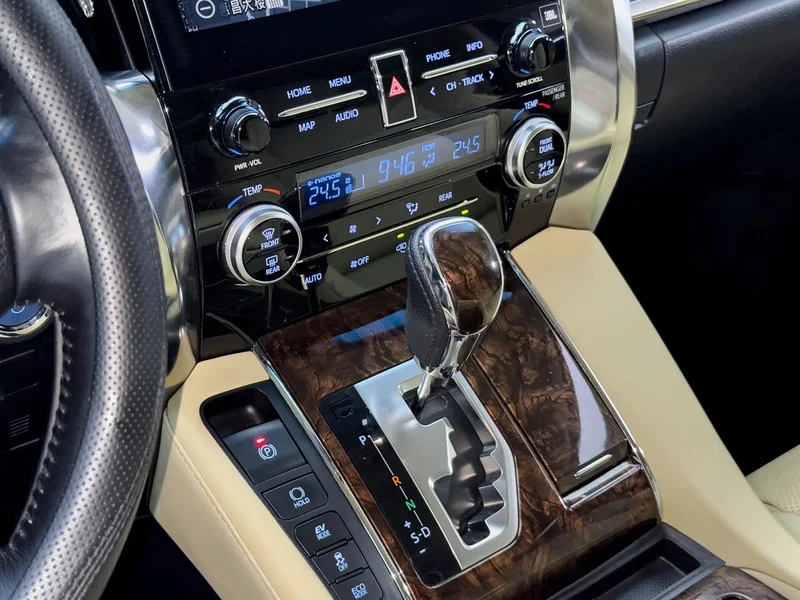 Toyota Alphard — фото 10