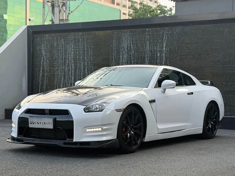 Nissan GT-R — фото 1