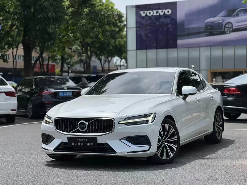 Volvo S60 — фото 1