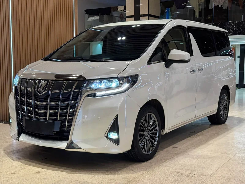 Toyota Alphard — фото 1