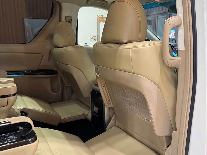 Toyota Alphard — фото 19