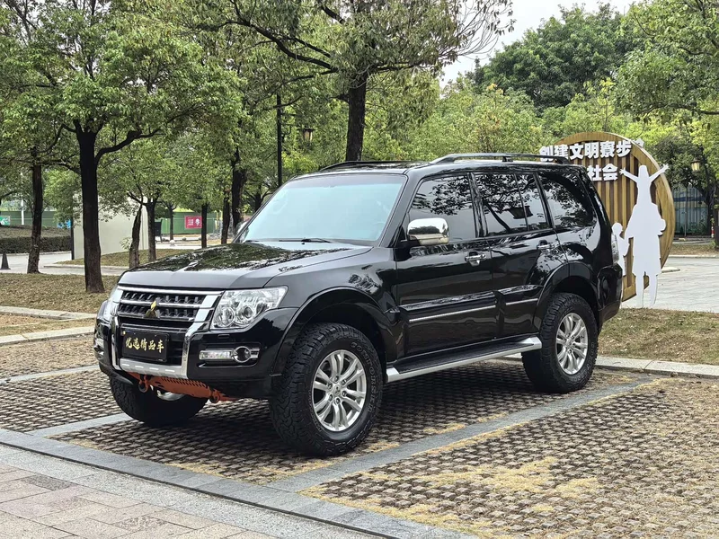 Mitsubishi Pajero (Imported)