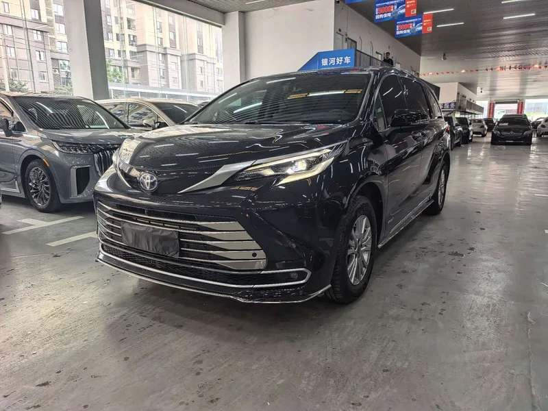 Toyota Sienna — фото 1