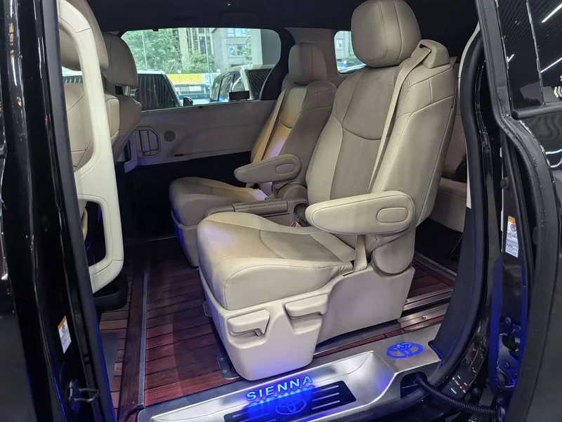 Toyota Sienna — фото 11