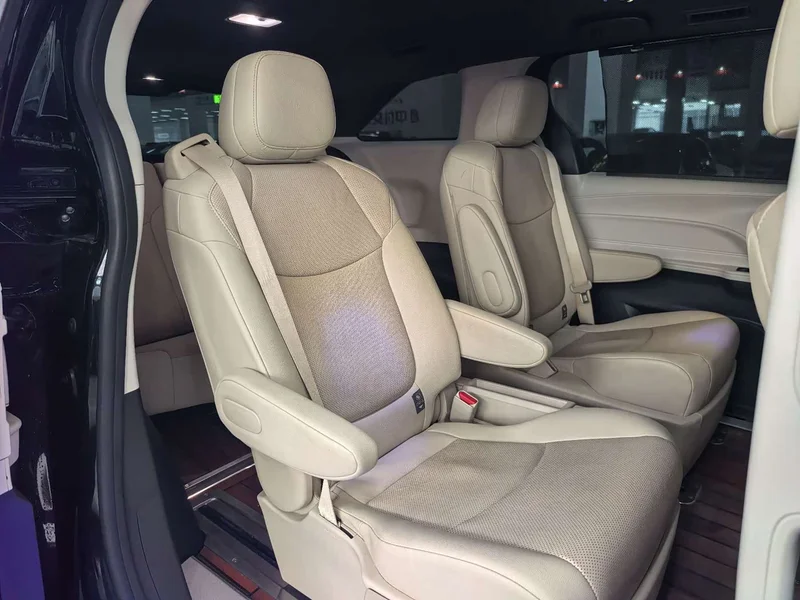 Toyota Sienna — фото 16