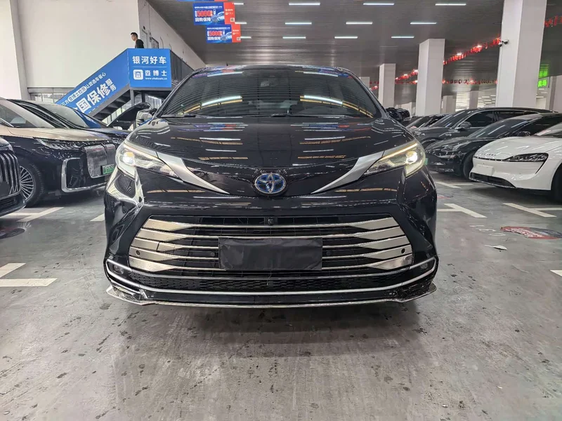 Toyota Sienna — фото 2