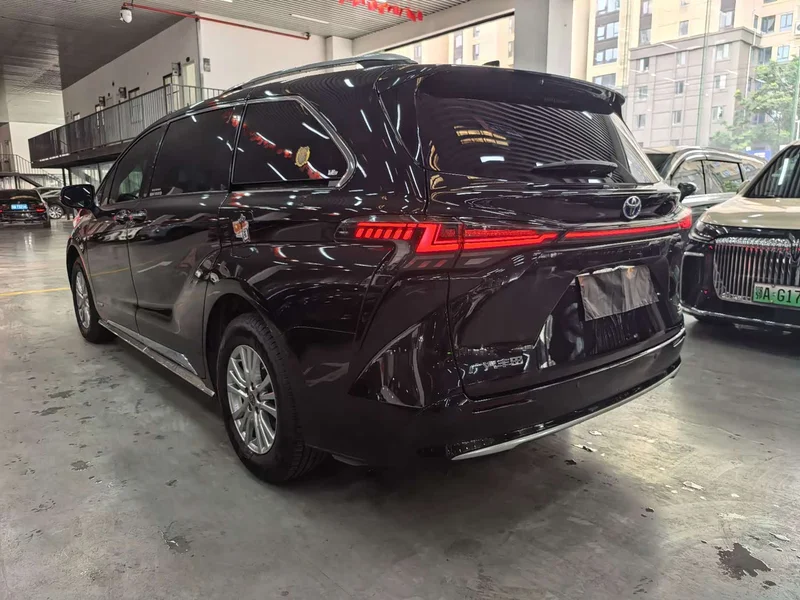 Toyota Sienna — фото 21