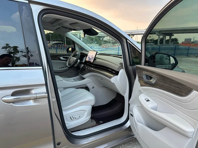 Roewe iMAX8 New Energy — фото 13