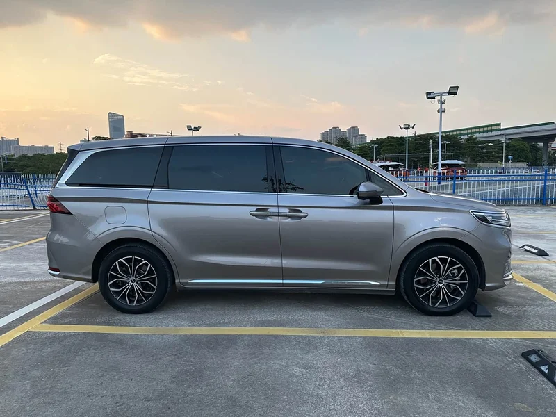 Roewe iMAX8 New Energy — фото 4