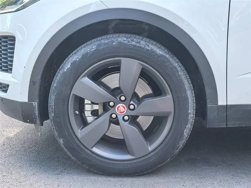 Jaguar E-PACE — фото 22