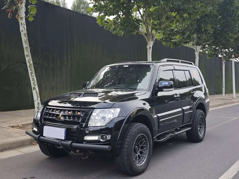 Mitsubishi Pajero (Imported) — фото 1