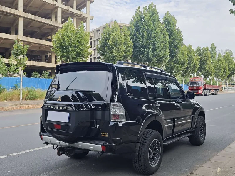 Mitsubishi Pajero (Imported) — фото 10