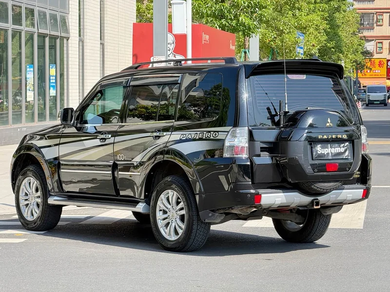 Mitsubishi Pajero (Imported) — фото 9