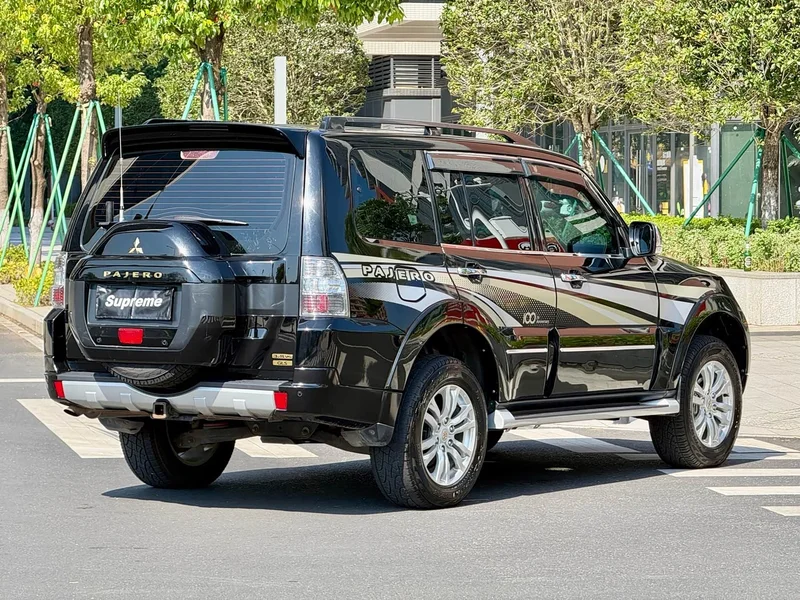 Mitsubishi Pajero (Imported) — фото 10