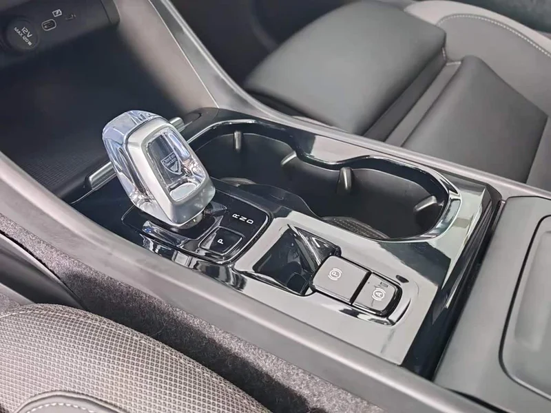 Volvo XC40 — фото 11